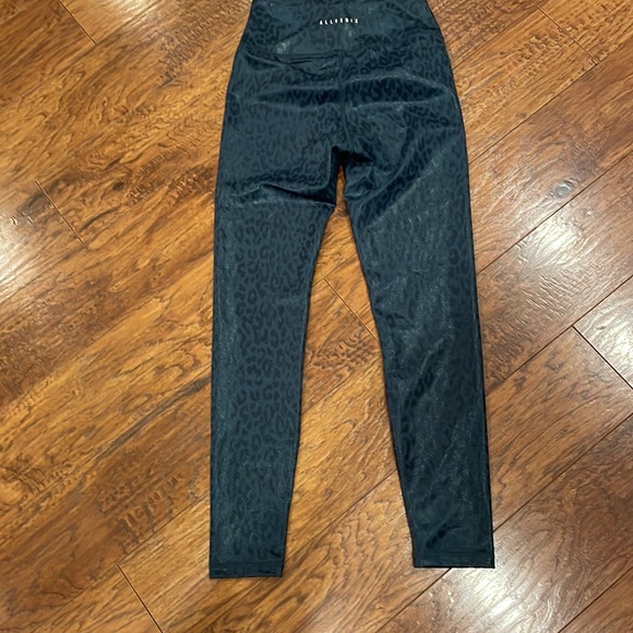 NWT All Fenix Anthropologie Liquid Leopard Forest Green Teal 7/8 Leggings M - Picture 8 of 9